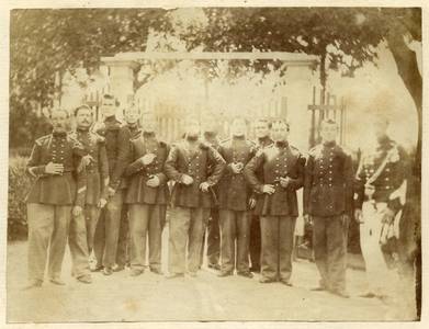 220940 Groepsportret van een aantal militairen van de rijdende artillerie, poserend bij een hek te Oudewater.